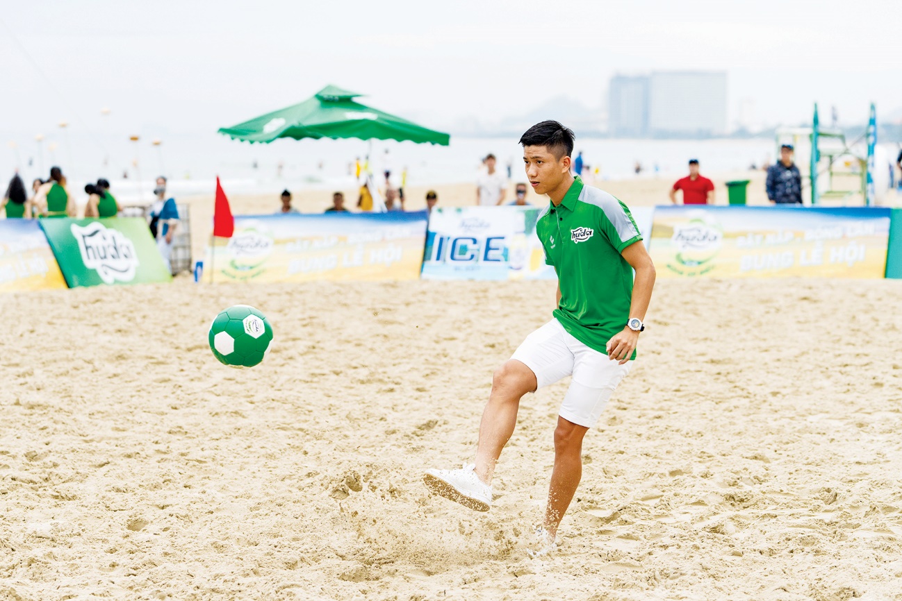 Miền Trung s&ocirc;i động với Lễ hội B&oacute;ng đ&aacute; biển Huda 2022 - Ảnh 2.