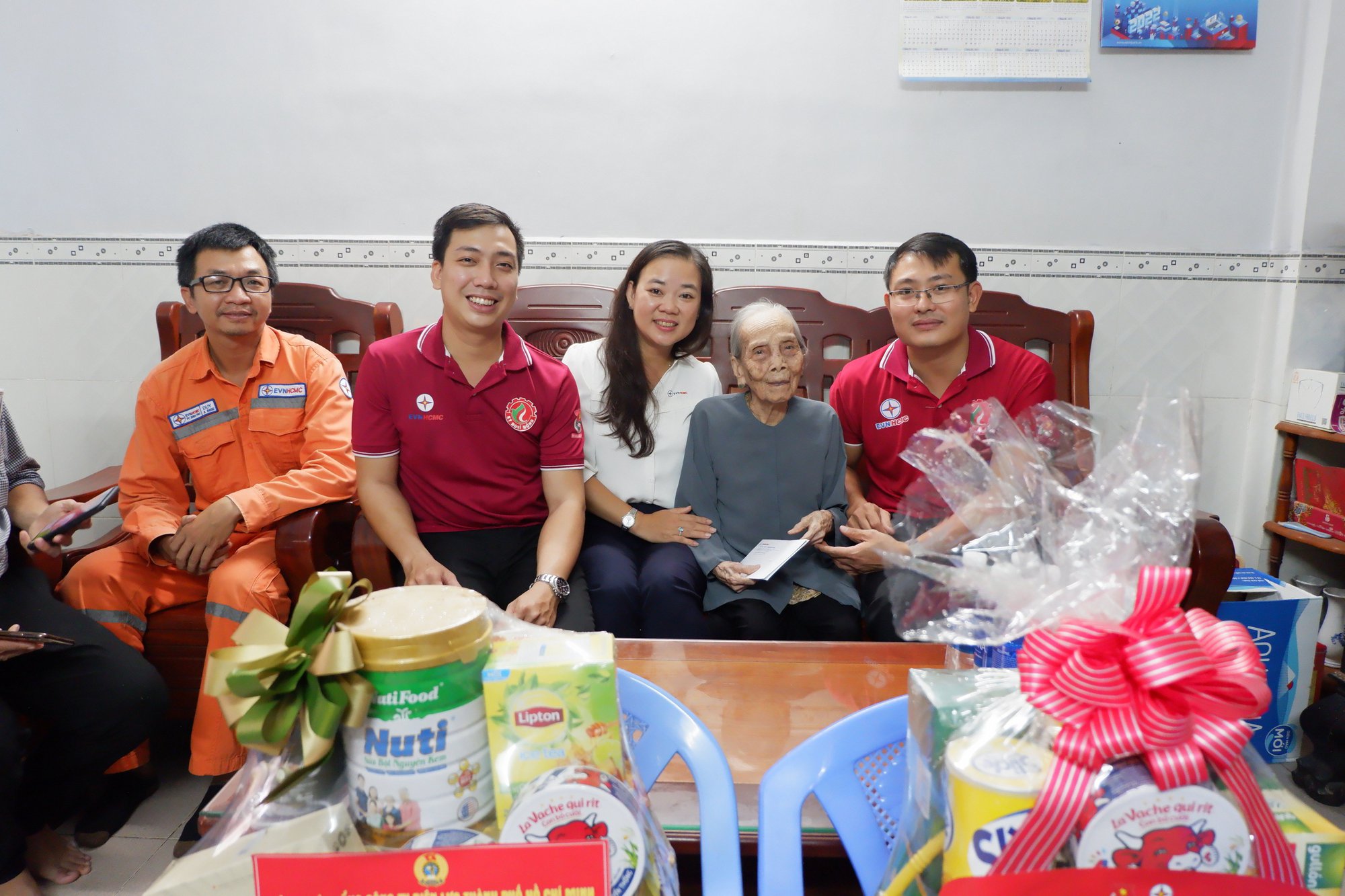 EVNHCMC tổ chức nhiều hoạt động đền ơn đ&aacute;p nghĩa - Ảnh 1.