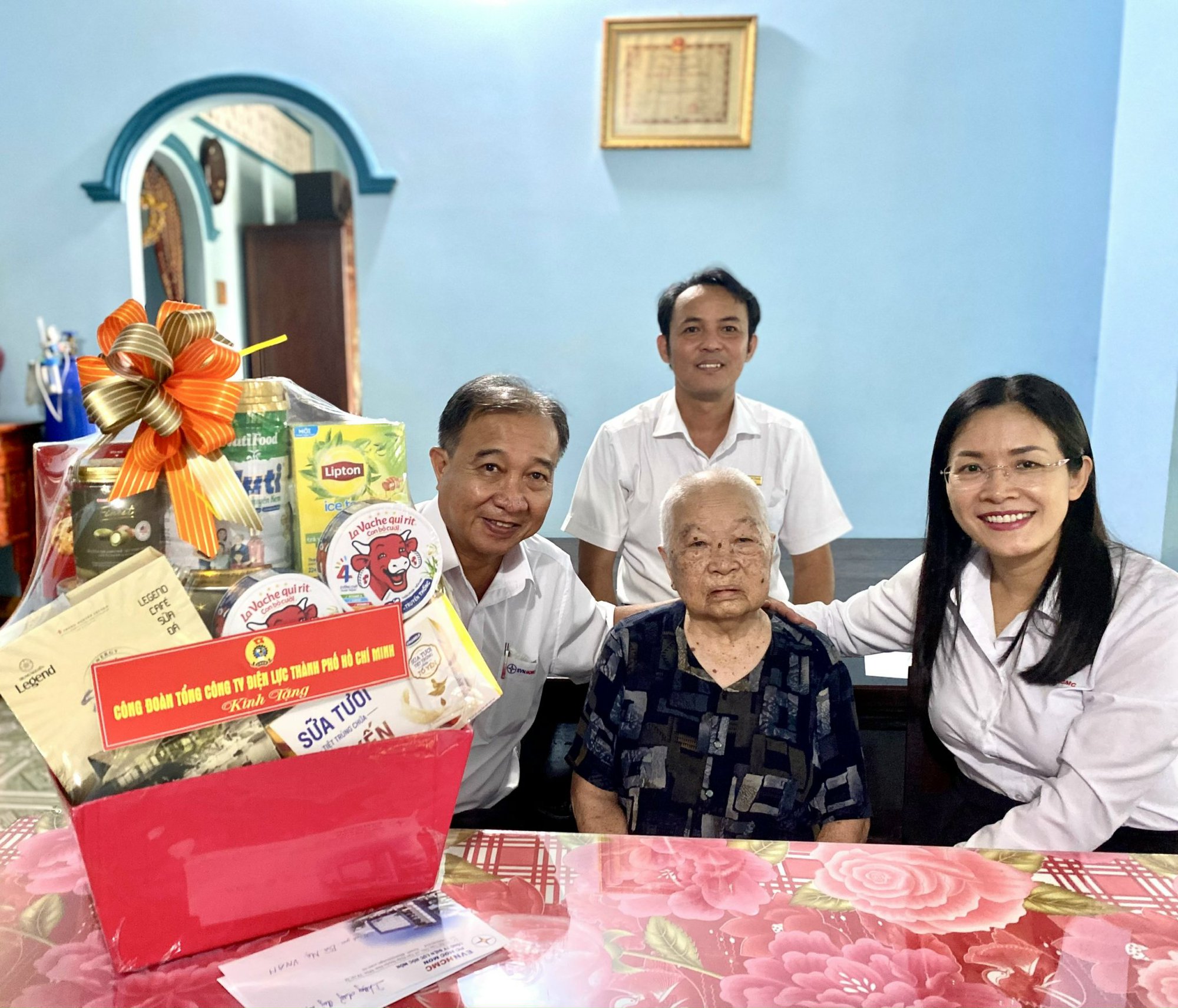 EVNHCMC tổ chức nhiều hoạt động đền ơn đ&aacute;p nghĩa - Ảnh 2.