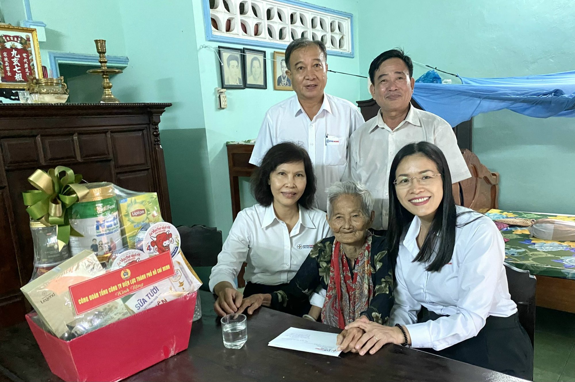 EVNHCMC tổ chức nhiều hoạt động đền ơn đ&aacute;p nghĩa - Ảnh 4.