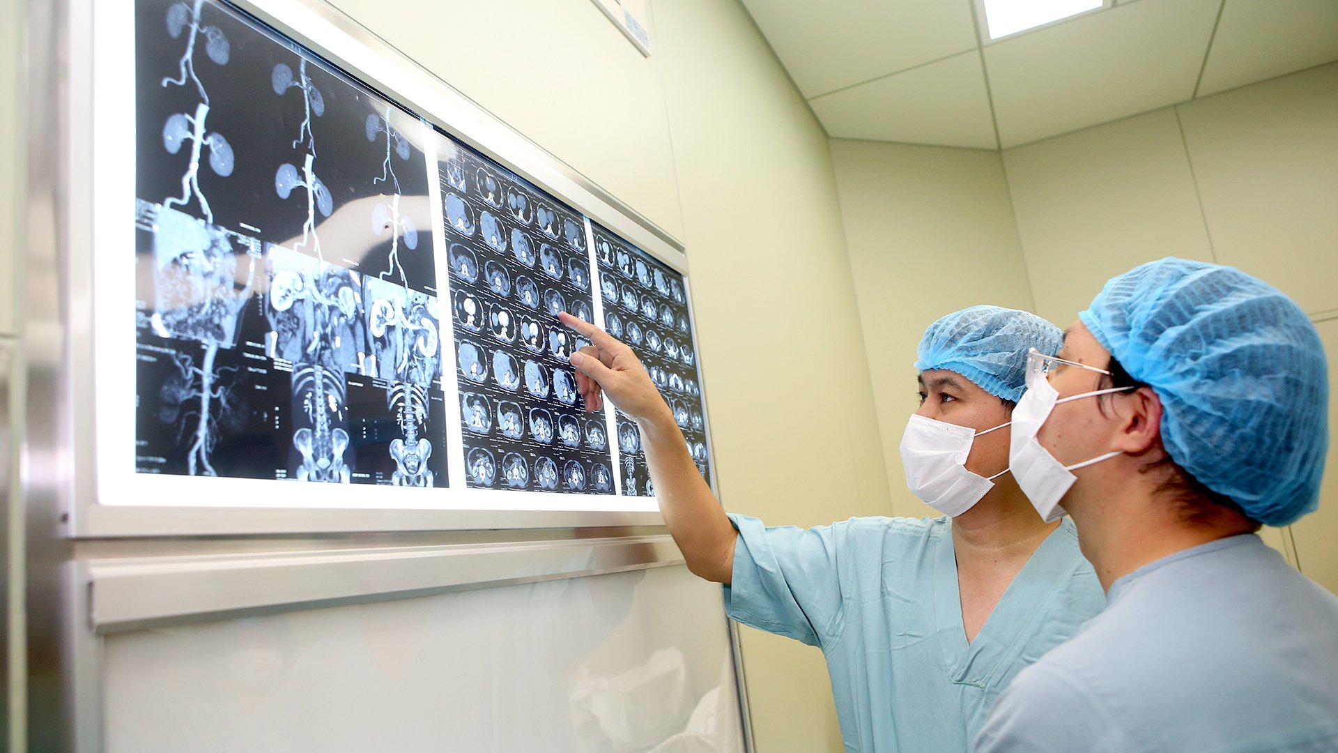 Cứu sống bệnh nhân bị biến chứng trong quá trình tán sỏi - Ảnh 2.