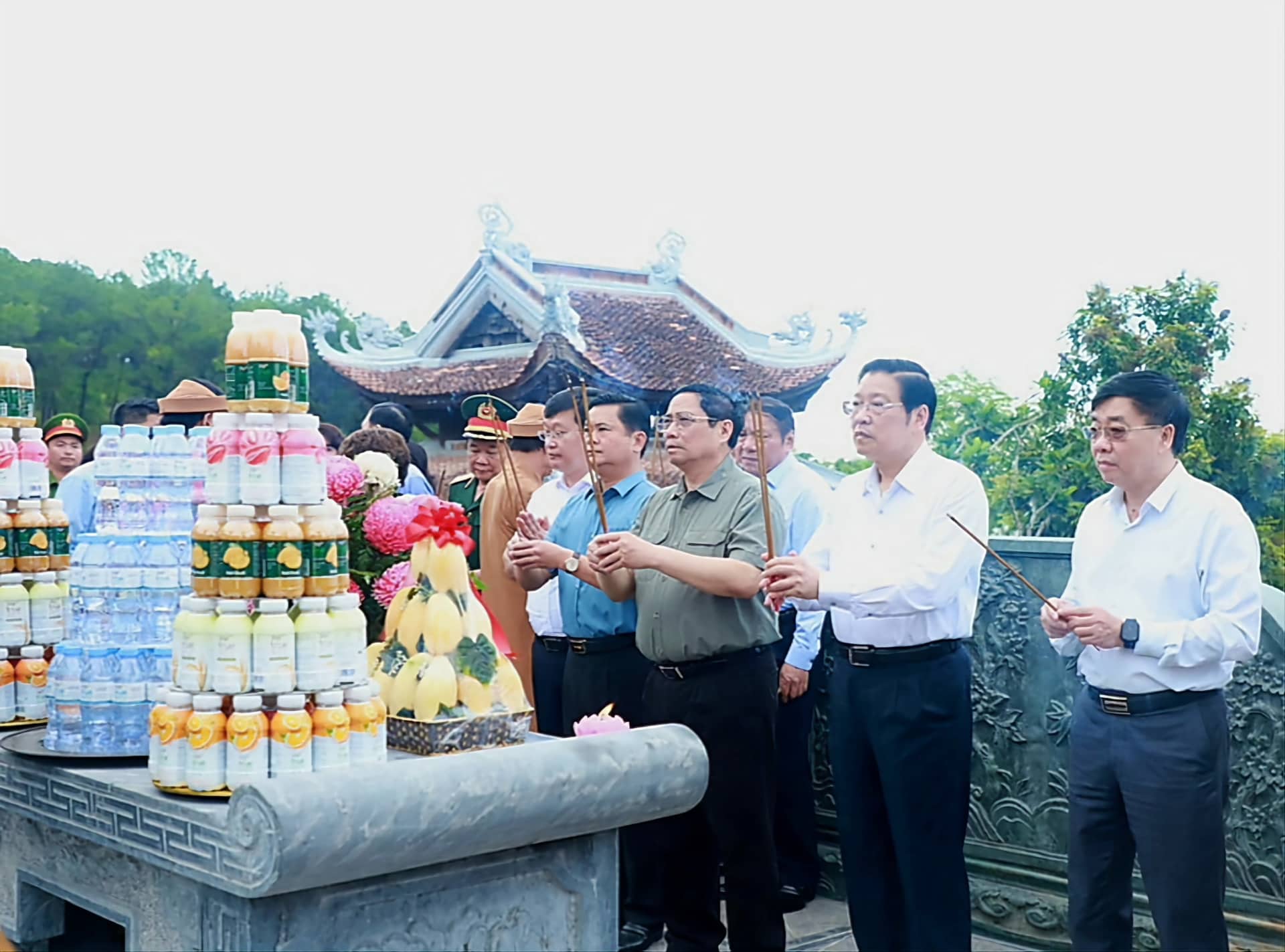 Thủ tướng dâng hương tưởng niệm Chủ tịch Hồ Chí Minh, tri ân các anh hùng, liệt sĩ - Ảnh 2.