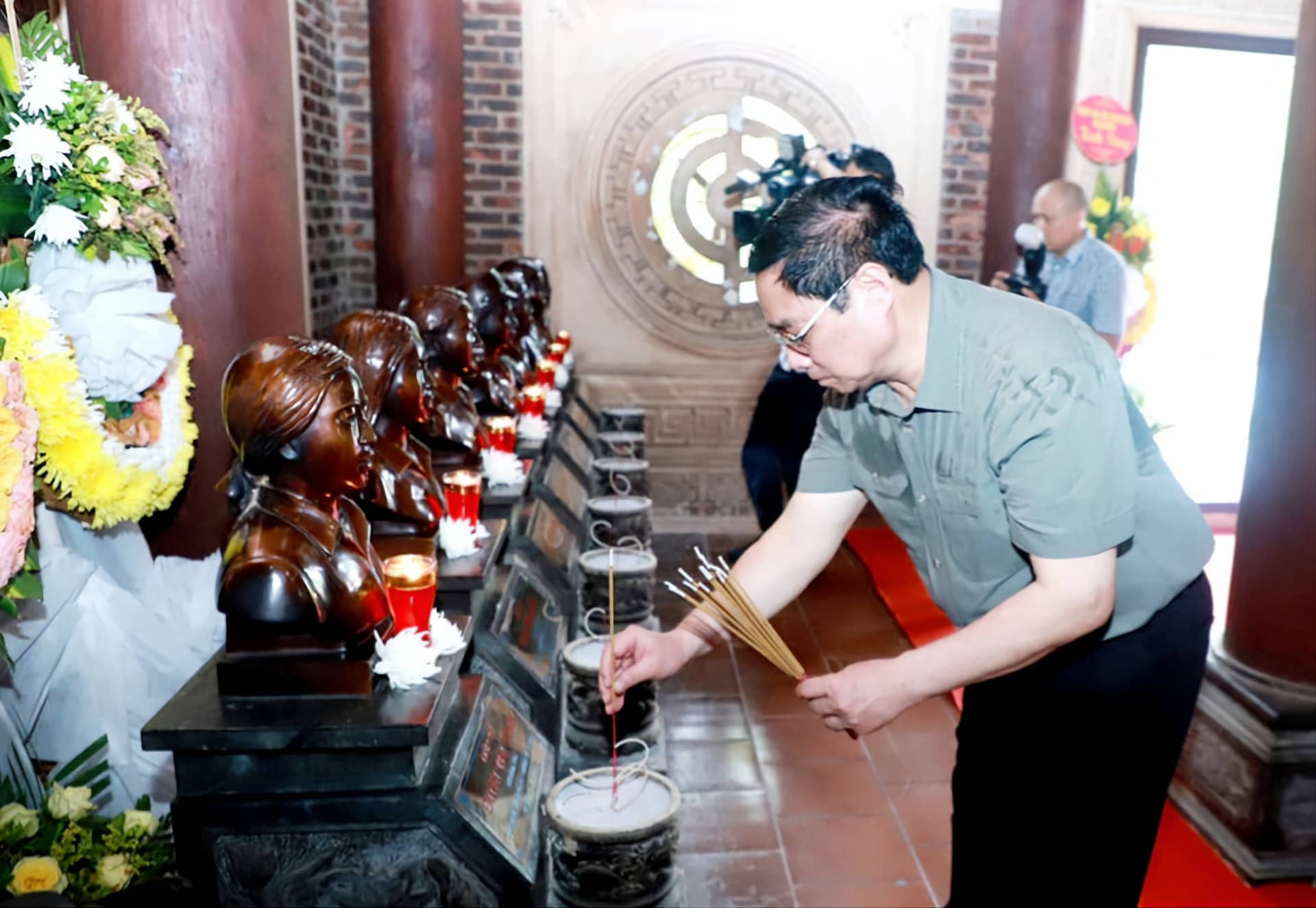 Thủ tướng dâng hương tưởng niệm Chủ tịch Hồ Chí Minh, tri ân các anh hùng, liệt sĩ - Ảnh 3.