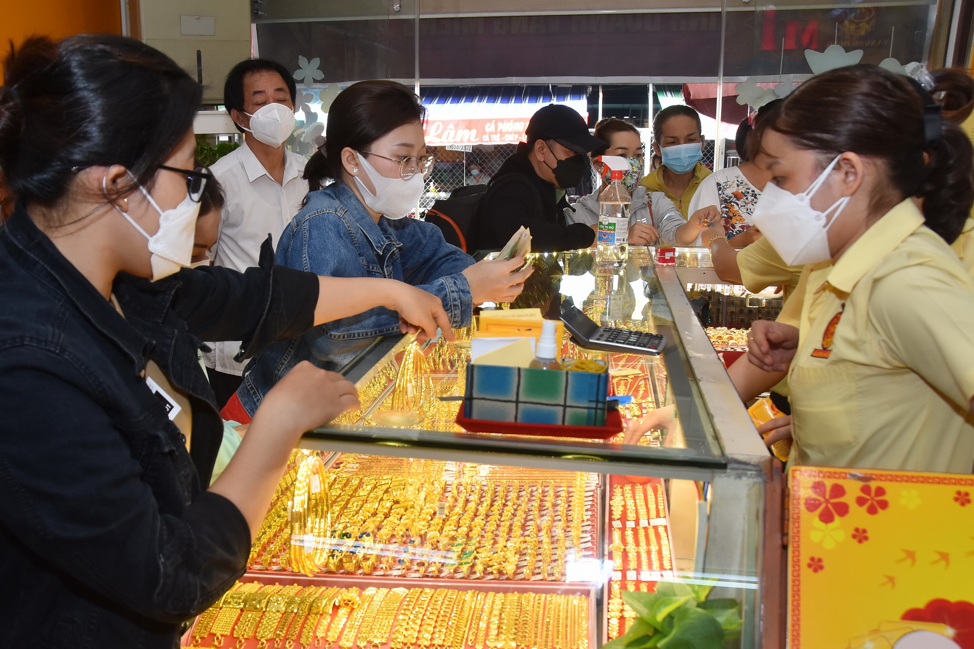 Giá vàng hôm nay 23-7: Tăng tiếp vì nhu cầu trú ẩn vốn vào kim loại tăng