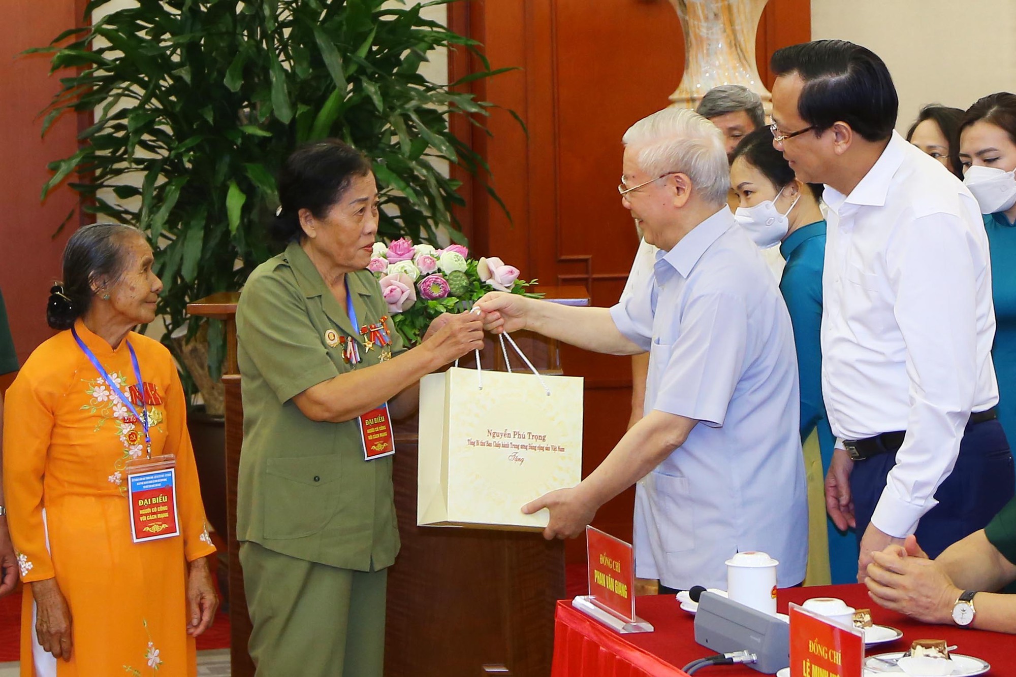 H&igrave;nh ảnh Tổng B&iacute; thư Nguyễn Ph&uacute; Trọng gặp mặt đại biểu người c&oacute; c&ocirc;ng với c&aacute;ch mạng ti&ecirc;u biểu to&agrave;n quốc - Ảnh 4.
