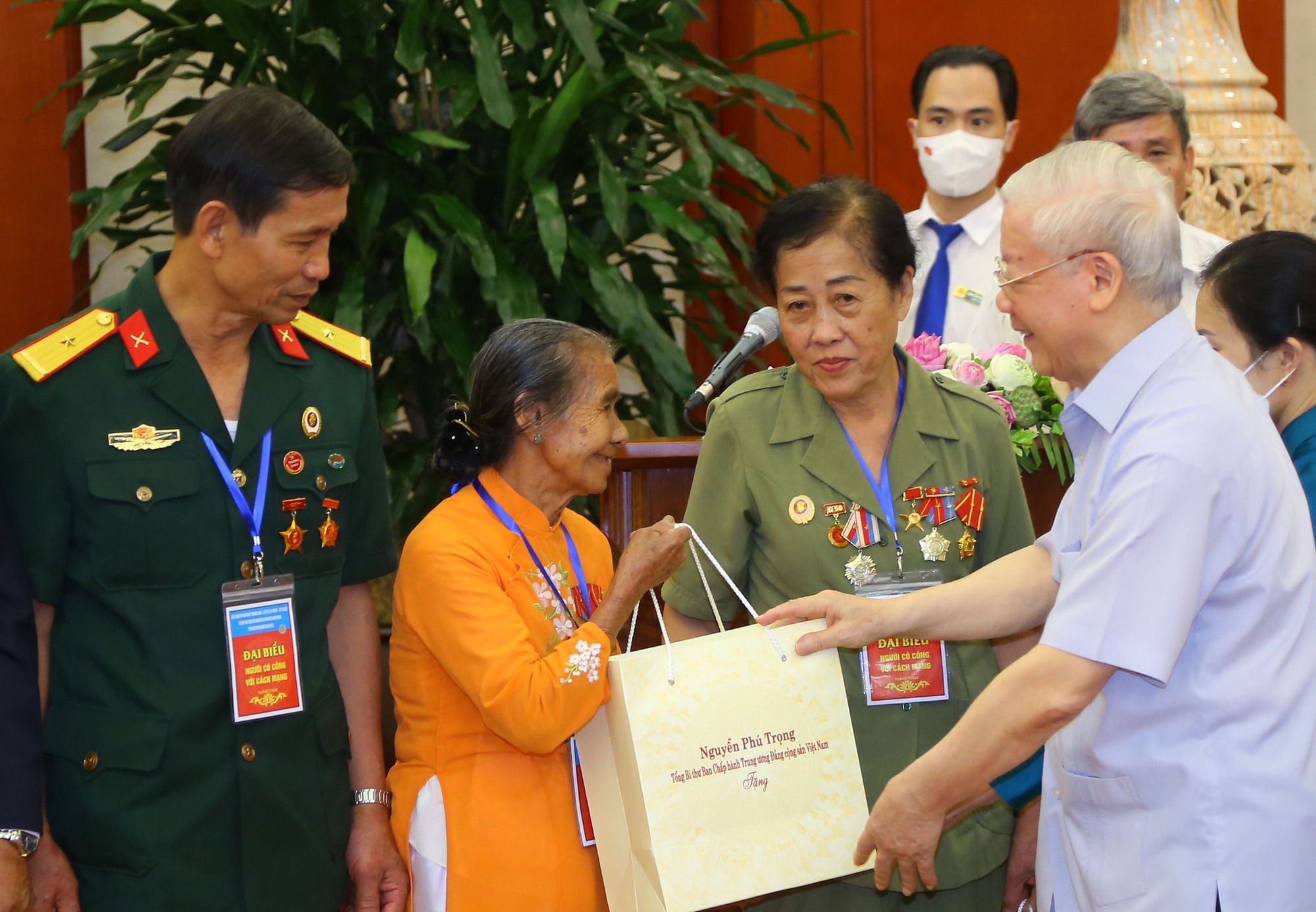 H&igrave;nh ảnh Tổng B&iacute; thư Nguyễn Ph&uacute; Trọng gặp mặt đại biểu người c&oacute; c&ocirc;ng với c&aacute;ch mạng ti&ecirc;u biểu to&agrave;n quốc - Ảnh 3.