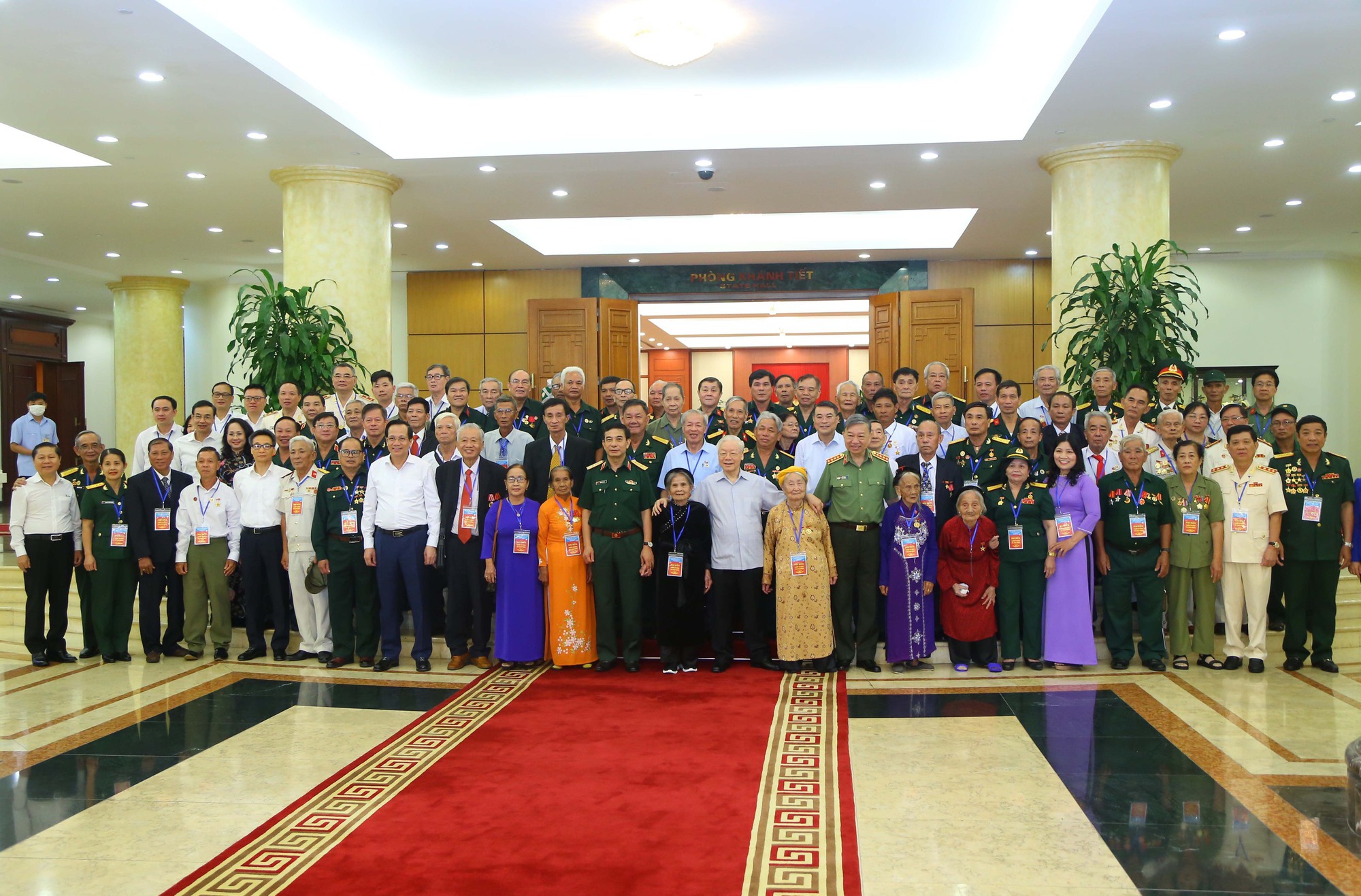 H&igrave;nh ảnh Tổng B&iacute; thư Nguyễn Ph&uacute; Trọng gặp mặt đại biểu người c&oacute; c&ocirc;ng với c&aacute;ch mạng ti&ecirc;u biểu to&agrave;n quốc - Ảnh 6.
