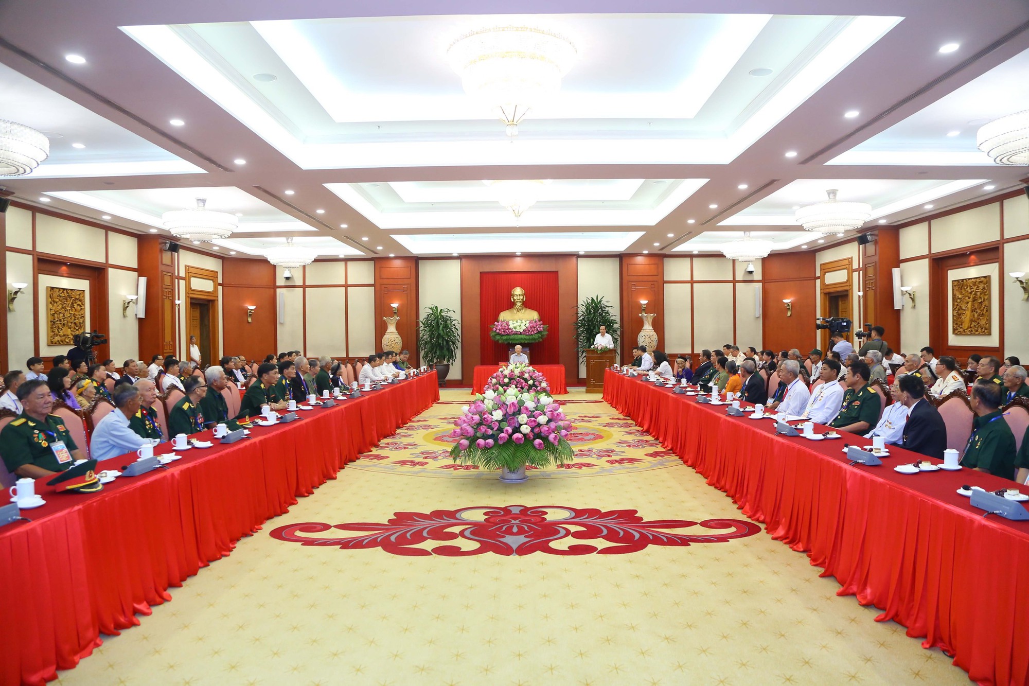 H&igrave;nh ảnh Tổng B&iacute; thư Nguyễn Ph&uacute; Trọng gặp mặt đại biểu người c&oacute; c&ocirc;ng với c&aacute;ch mạng ti&ecirc;u biểu to&agrave;n quốc - Ảnh 2.