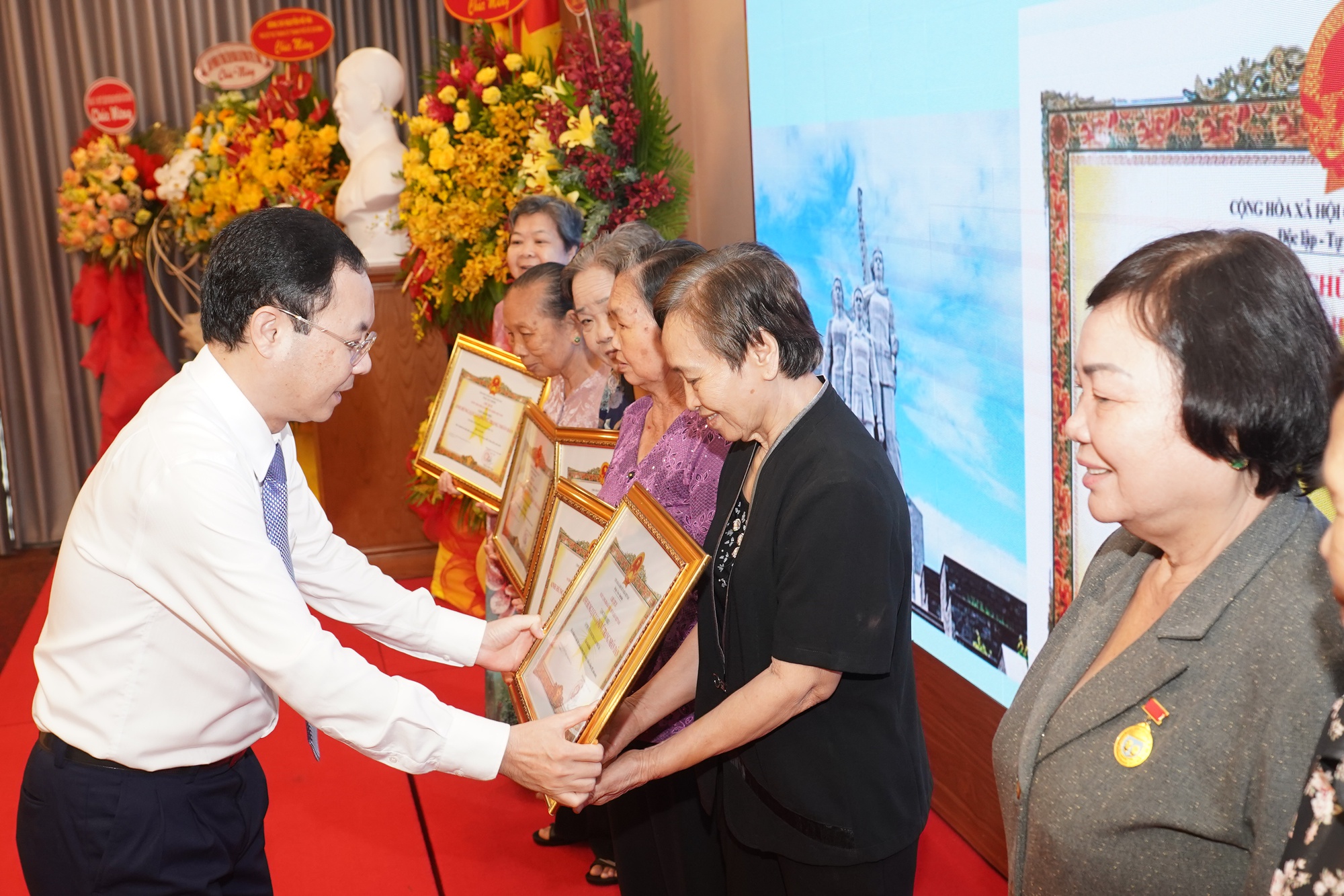 Tập thể nữ tù binh trại giam Phú Tài đón nhận danh hiệu anh hùng