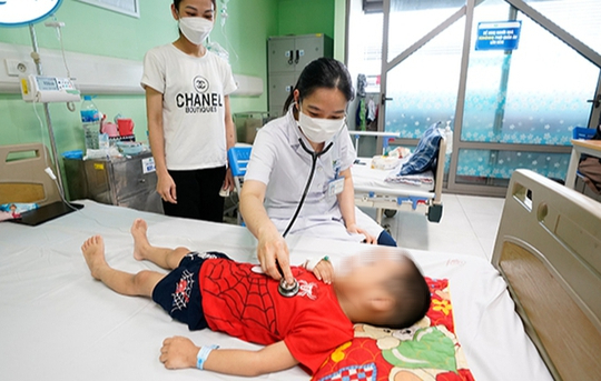 Uống vitamin D dài ngày hai anh em 18 tháng và 3 tuổi ngộ độc, suy thận cấp