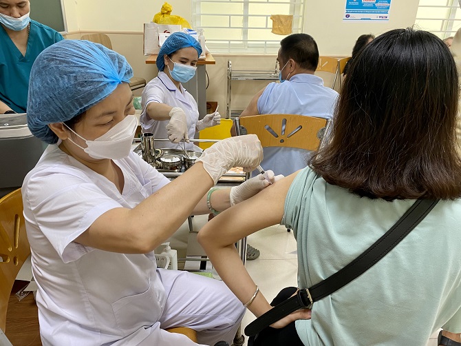 Nhiều thành phố lớn bị Bộ Y tế nêu tên trong nhóm tiêm chậm vắc-xin Covid-19 - Ảnh 1.