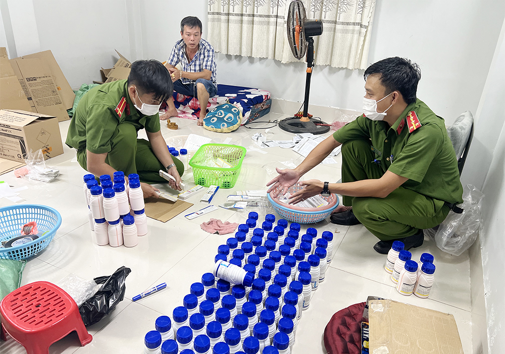 Bắt quả tang gã đàn ông thuê nhà trọ sản xuất thuốc bảo vệ thực vật giả