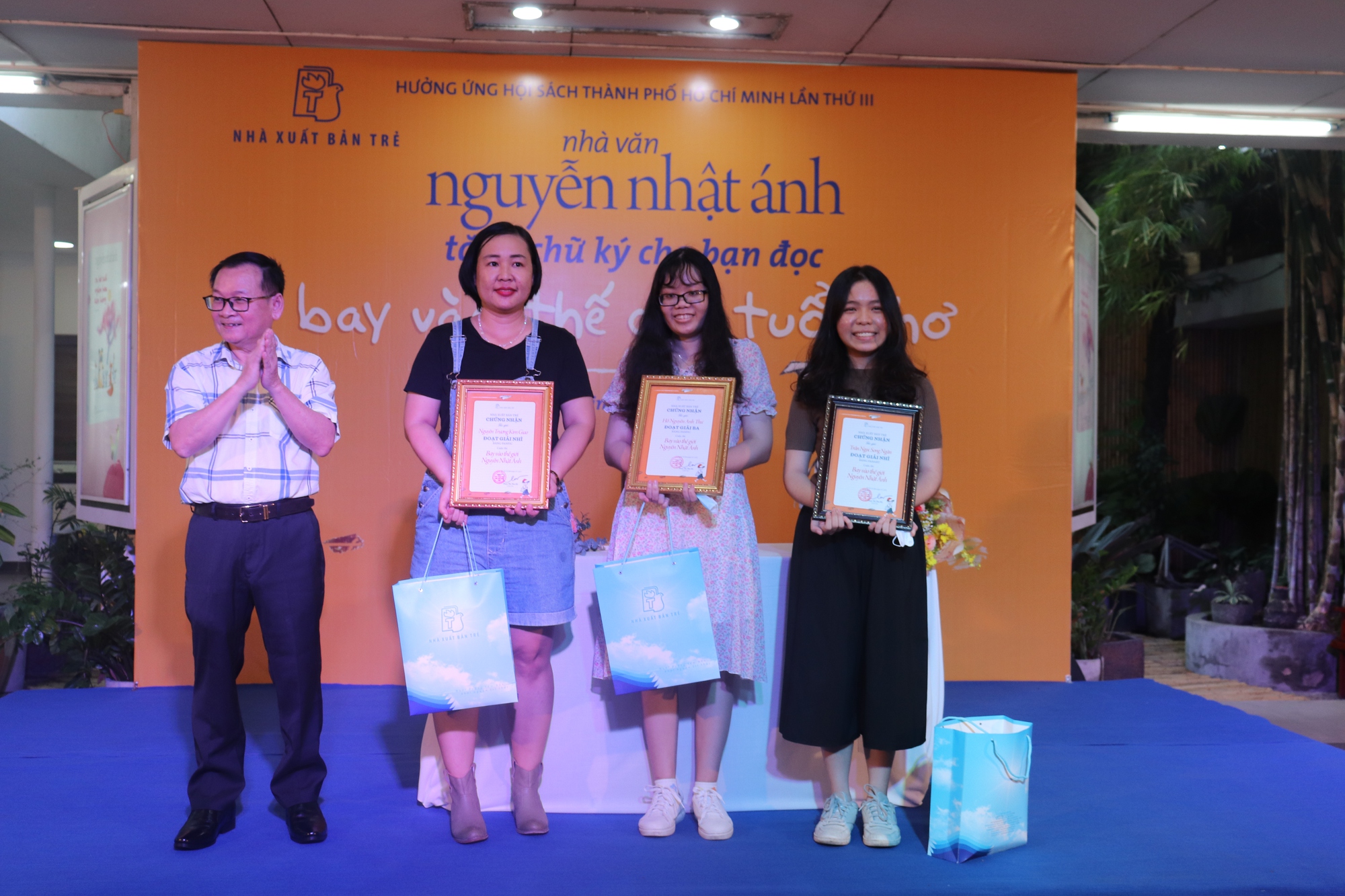 Trao giải cuộc thi &ldquo;Bay v&agrave;o thế giới Nguyễn Nhật &Aacute;nh&rdquo; - Ảnh 1.