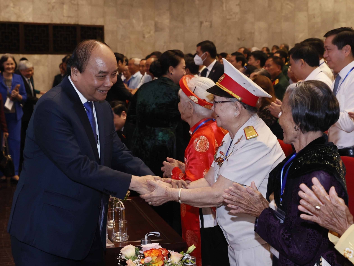Chủ tịch nước Nguyễn Xu&acirc;n Ph&uacute;c: Chăm lo người c&oacute; c&ocirc;ng l&agrave; vinh dự v&agrave; mệnh lệnh từ tr&aacute;i tim - Ảnh 1.