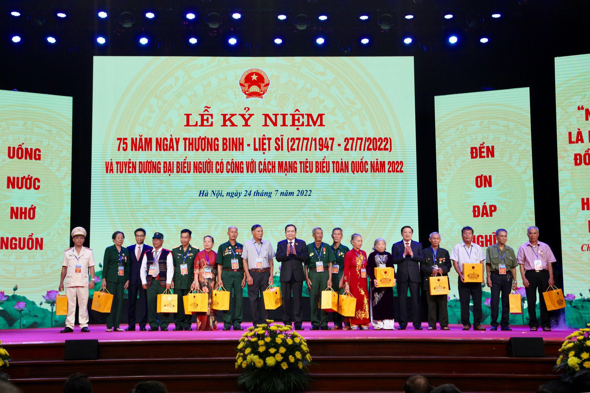 Chủ tịch nước Nguyễn Xu&acirc;n Ph&uacute;c: Chăm lo người c&oacute; c&ocirc;ng l&agrave; vinh dự v&agrave; mệnh lệnh từ tr&aacute;i tim - Ảnh 4.