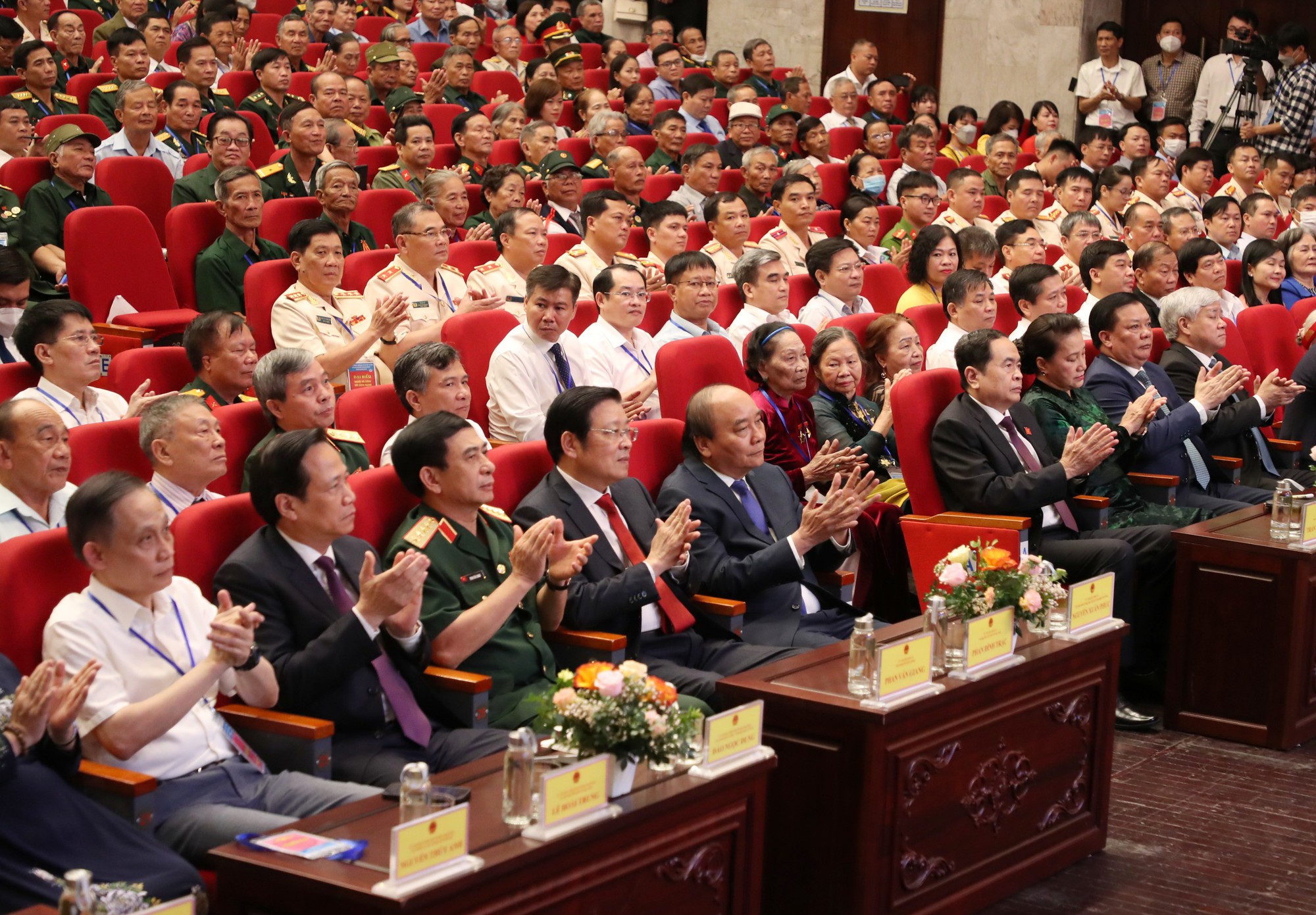 Chủ tịch nước Nguyễn Xu&acirc;n Ph&uacute;c: Chăm lo người c&oacute; c&ocirc;ng l&agrave; vinh dự v&agrave; mệnh lệnh từ tr&aacute;i tim - Ảnh 3.
