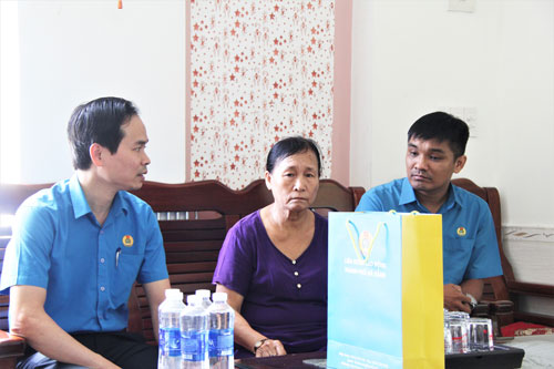 Thăm hỏi cán bộ Công đoàn là con thương binh, liệt sĩ
