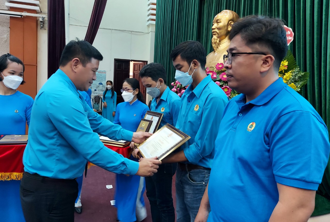 Biểu dương cán bộ Công đoàn và công nhân tiêu biểu