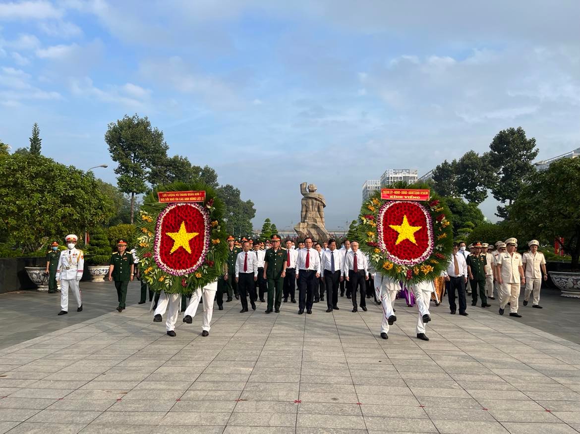 Lãnh đạo TP HCM, Quân Khu 7 tưởng niệm các anh hùng liệt sĩ