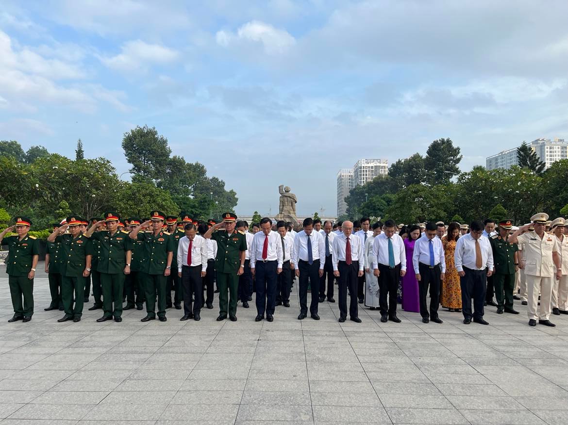 Lãnh đạo TP HCM, Quân Khu 7 tưởng niệm các anh hùng liệt sĩ - Ảnh 5.