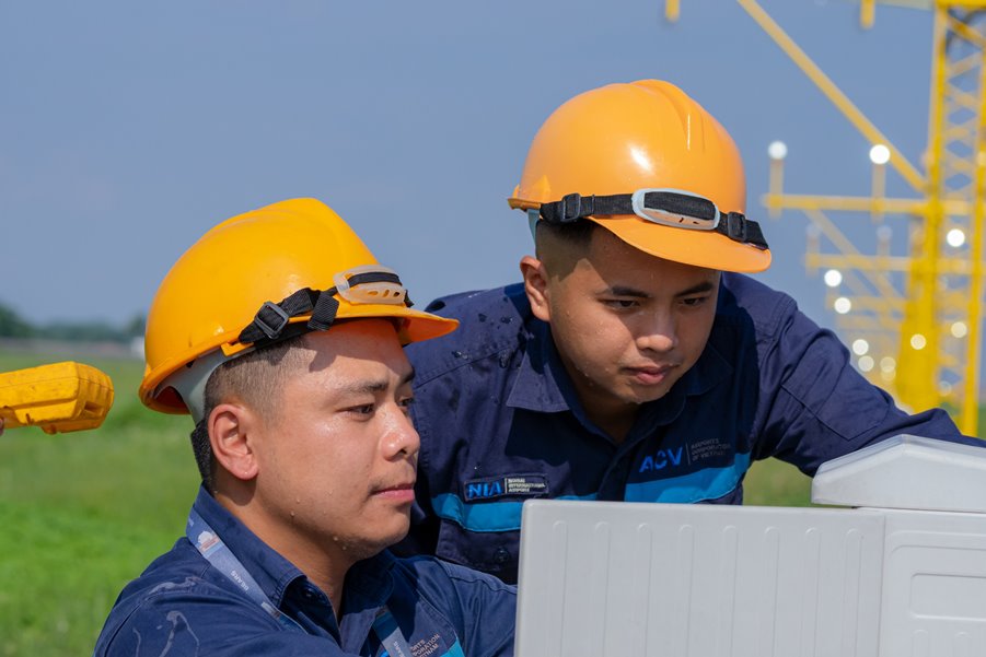 Nhân viên sân bay căng mình làm việc trong cái nóng 60 độ C - Ảnh 9.
