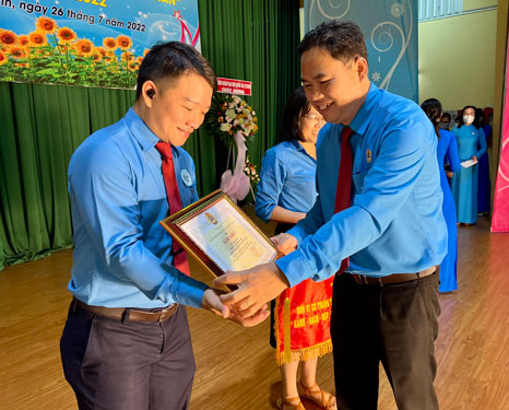 Tôn vinh cán bộ Công đoàn, chăm lo cho con công nhân khó khăn