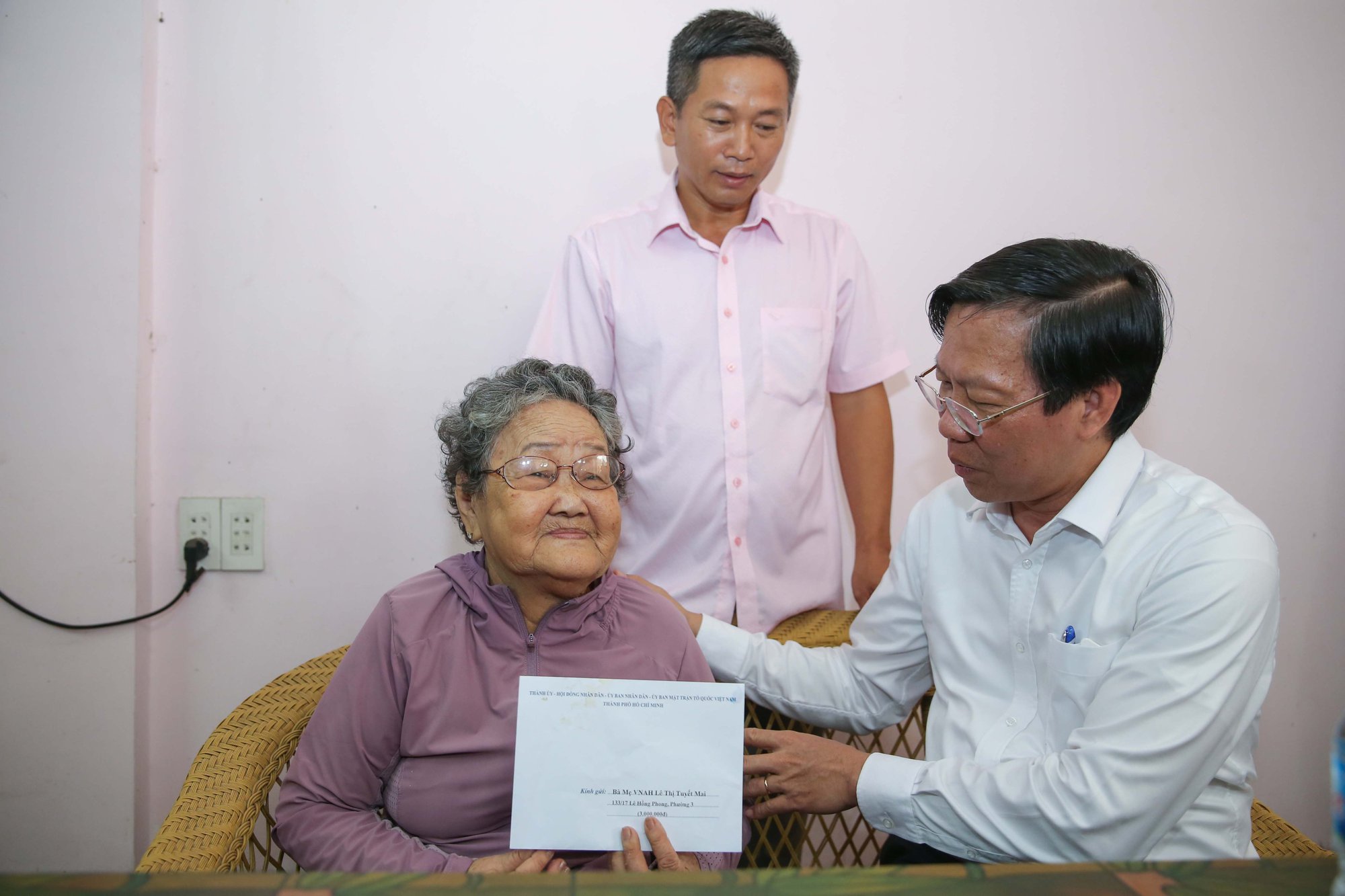 Chủ tịch UBND TP HCM thăm gia đ&igrave;nh ch&iacute;nh s&aacute;ch ở quận 5 - Ảnh 1.