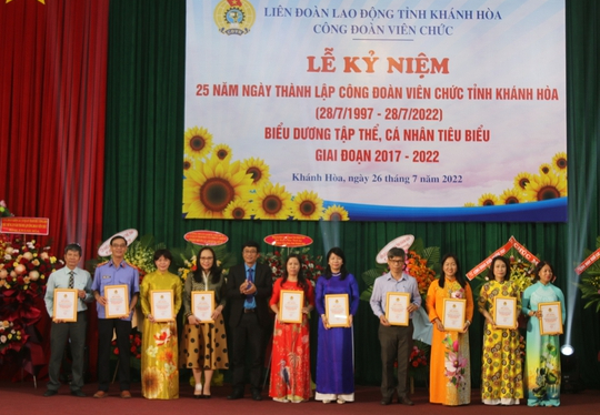 C&ocirc;ng đo&agrave;n Vi&ecirc;n chức Kh&aacute;nh H&ograve;a 25 năm h&igrave;nh th&agrave;nh v&agrave; ph&aacute;t triển - Ảnh 4.