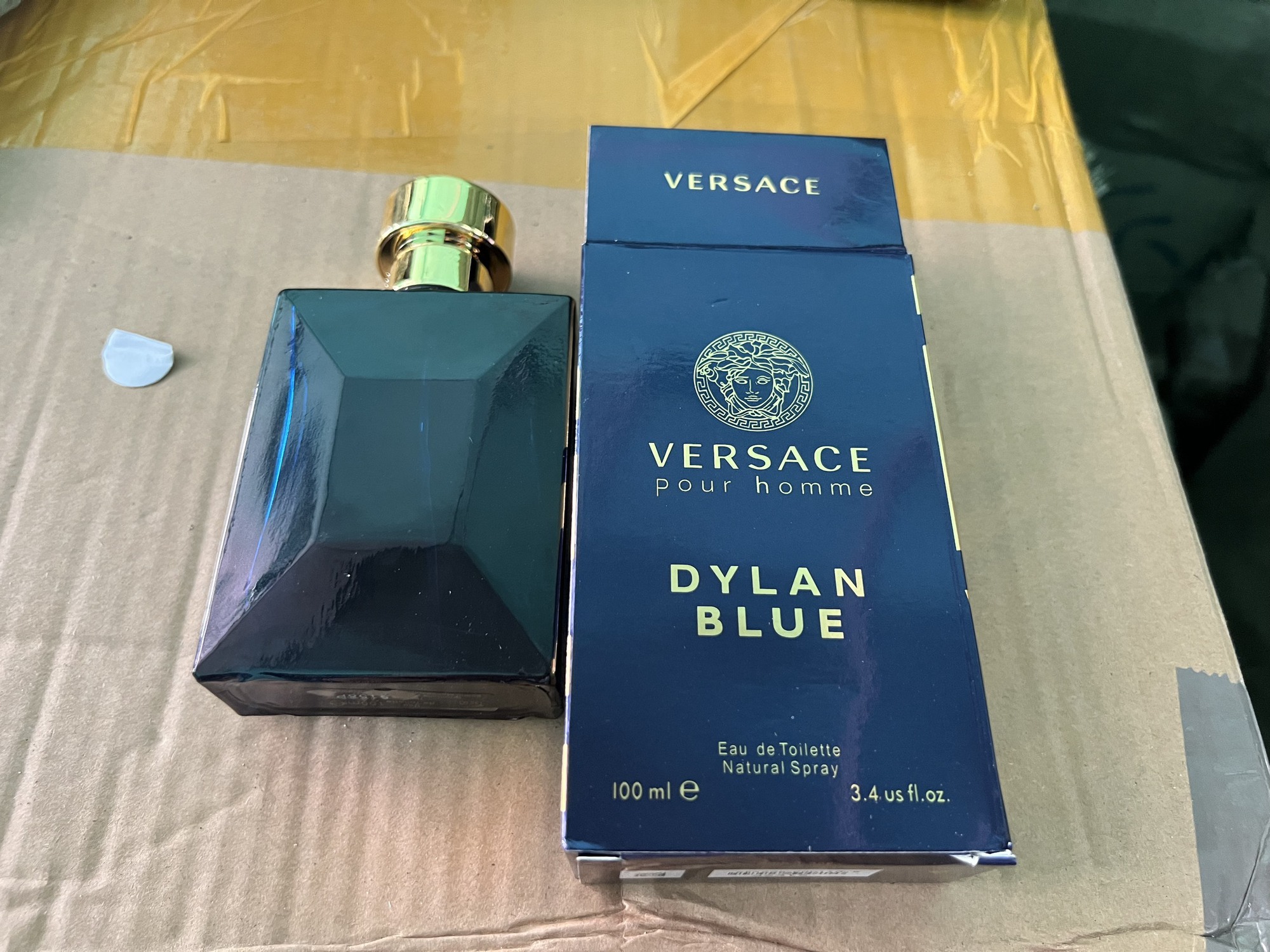Phát hiện hơn 20 tấn nước hoa, mỹ phẩm nghi giả nhãn hiệu Versace, Chanel, Gucci, Hugo Boss