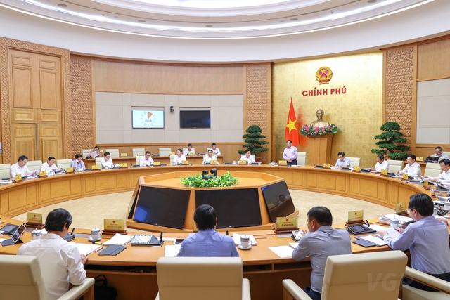 Thủ tướng ch&agrave;o mừng Quyền Bộ trưởng Đ&agrave;o Hồng Lan lần đầu dự họp Ch&iacute;nh phủ - Ảnh 1.