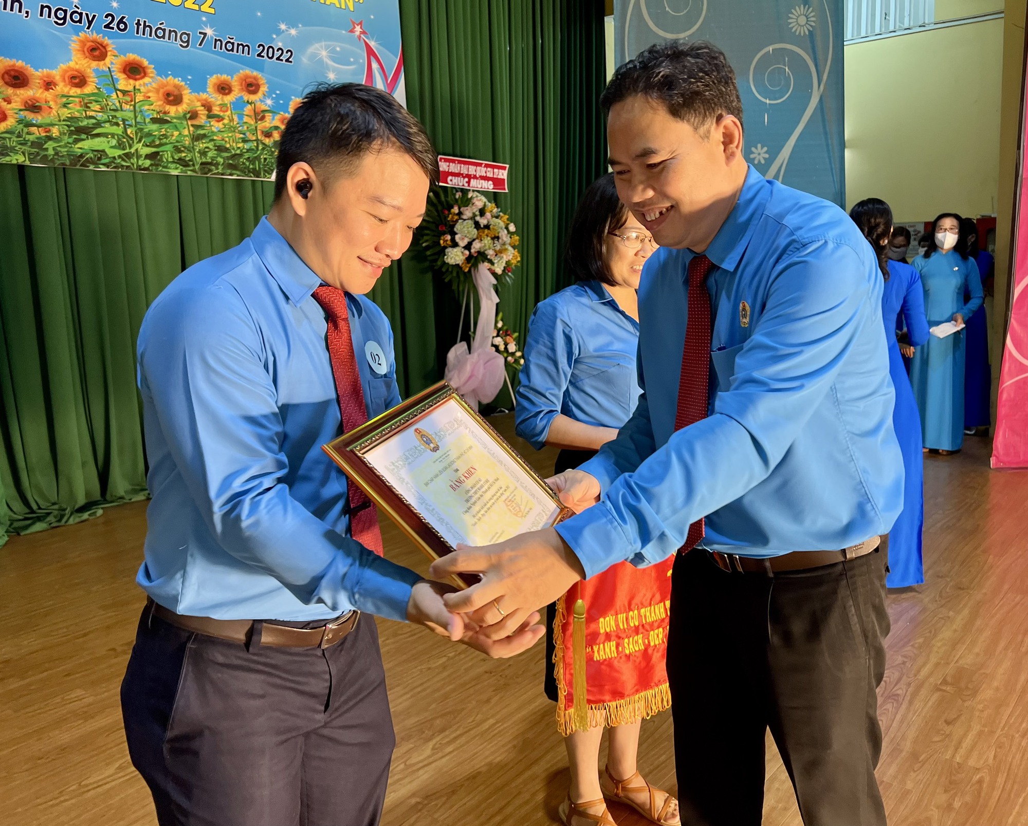 Biểu dương cán bộ Công đoàn và công nhân tiêu biểu - Ảnh 1.
