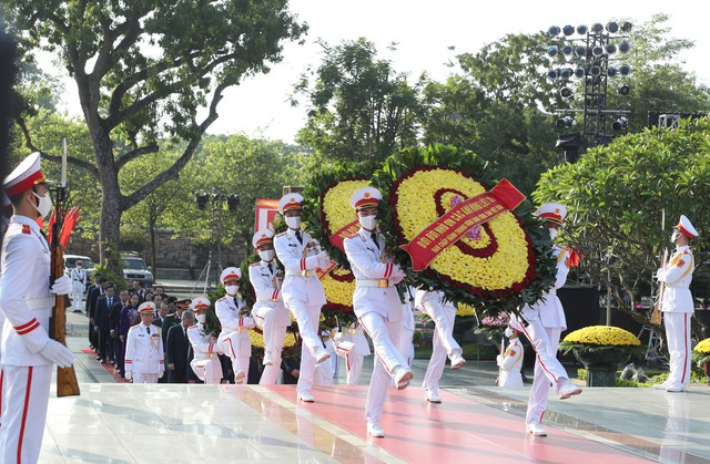 L&atilde;nh đạo Đảng, Nh&agrave; nước tưởng nhớ Chủ tịch Hồ Ch&iacute; Minh v&agrave; c&aacute;c Anh h&ugrave;ng liệt sĩ - Ảnh 1.