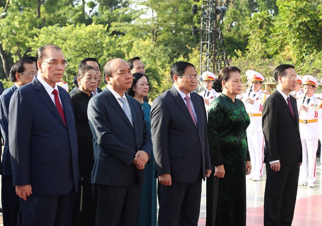 L&atilde;nh đạo Đảng, Nh&agrave; nước tưởng nhớ Chủ tịch Hồ Ch&iacute; Minh v&agrave; c&aacute;c Anh h&ugrave;ng liệt sĩ - Ảnh 2.