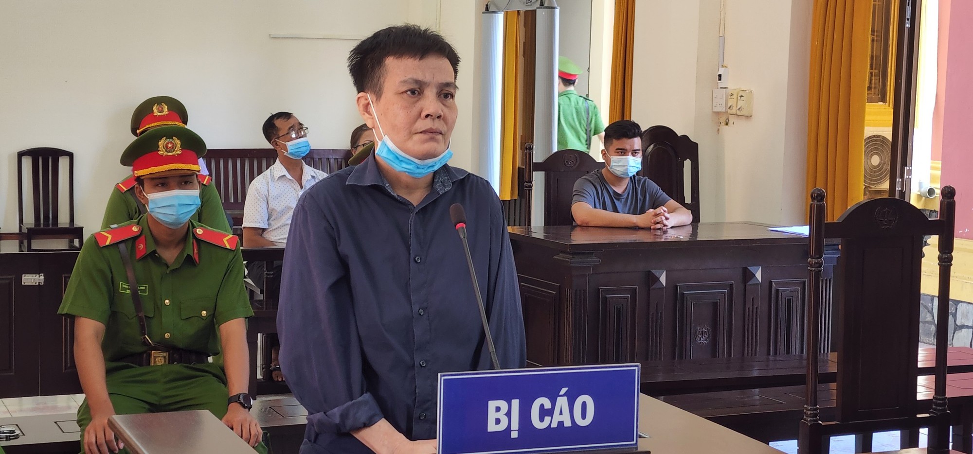 Một phụ nữ đâm chết bạn nhậu nam sau khi cự cãi, thách đánh nhau