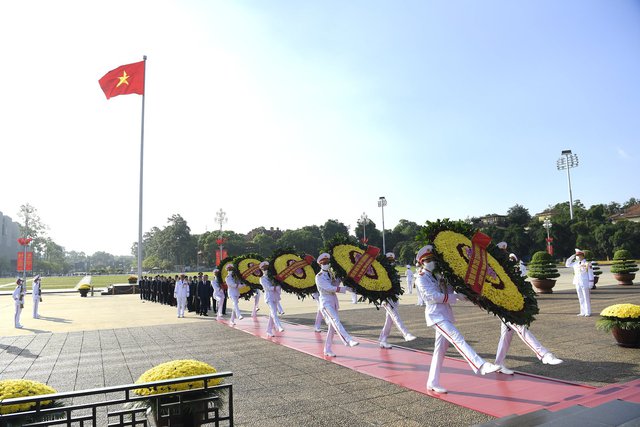 L&atilde;nh đạo Đảng, Nh&agrave; nước tưởng nhớ Chủ tịch Hồ Ch&iacute; Minh v&agrave; c&aacute;c Anh h&ugrave;ng liệt sĩ - Ảnh 9.