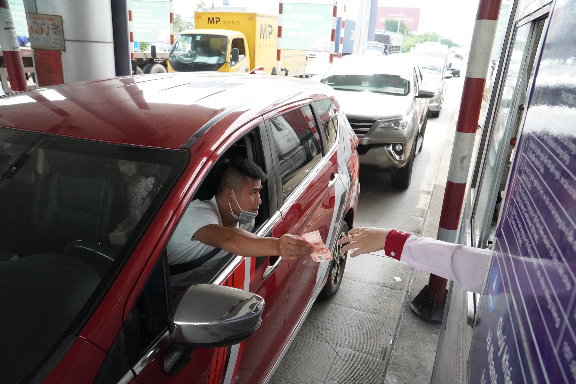 Cận cảnh ng&agrave;y đầu thu ph&iacute; kh&ocirc;ng dừng tr&ecirc;n cao tốc TP HCM &ndash; Long Th&agrave;nh - Dầu Gi&acirc;y - Ảnh 2.