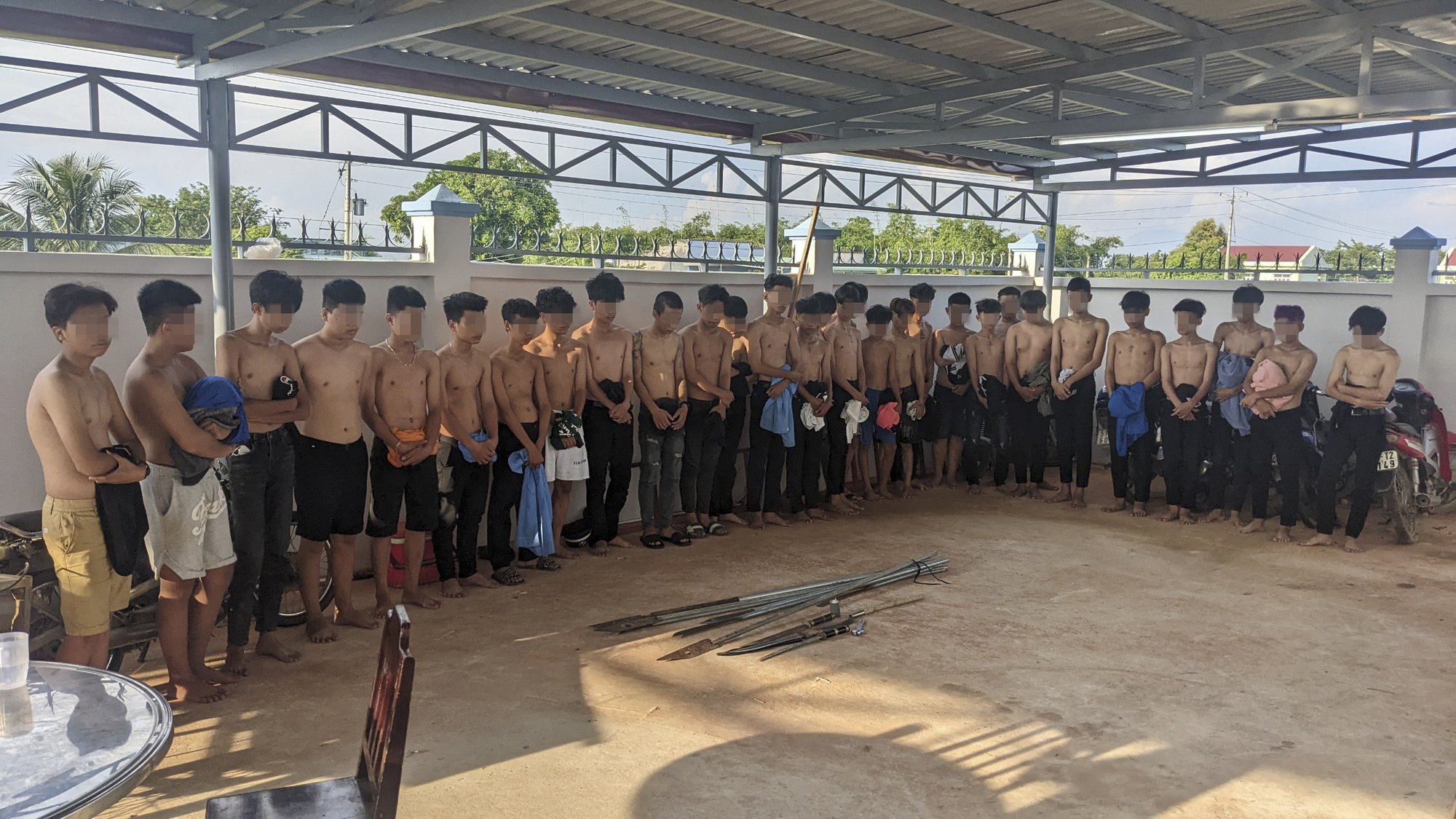 Vây ráp hơn 30 thanh niên dùng "hàng nóng" chuẩn bị hỗn chiến