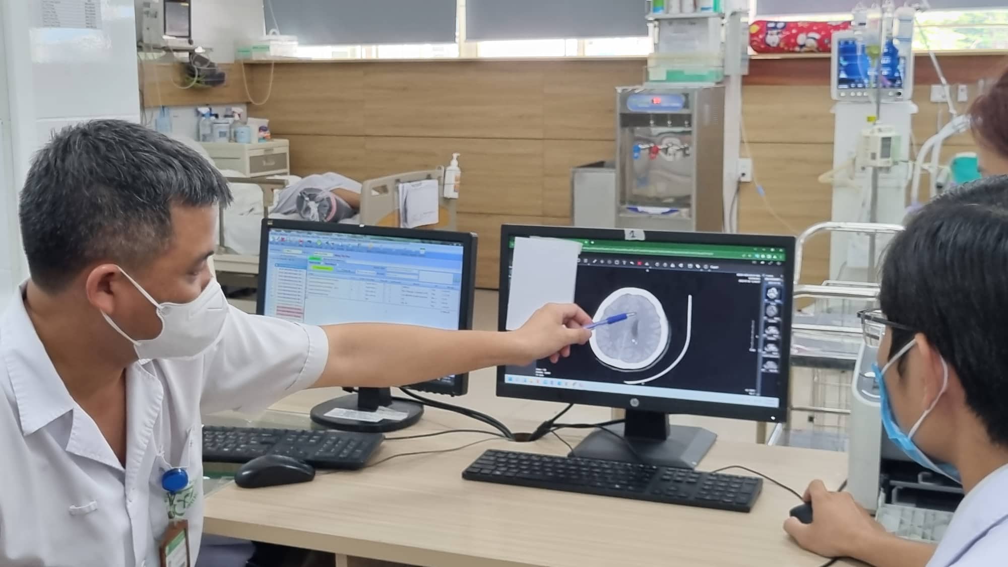 C&ocirc; g&aacute;i trẻ h&ocirc;n m&ecirc;, ph&ugrave; n&atilde;o sau h&uacute;t thuốc l&aacute; điện tử - Ảnh 2.