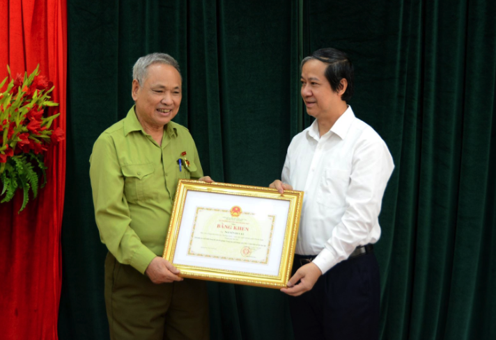 Bộ trưởng Bộ GD-ĐT Nguyễn Kim Sơn tặng bằng khen cho thí sinh 82 tuổi vừa đỗ tốt nghiệp