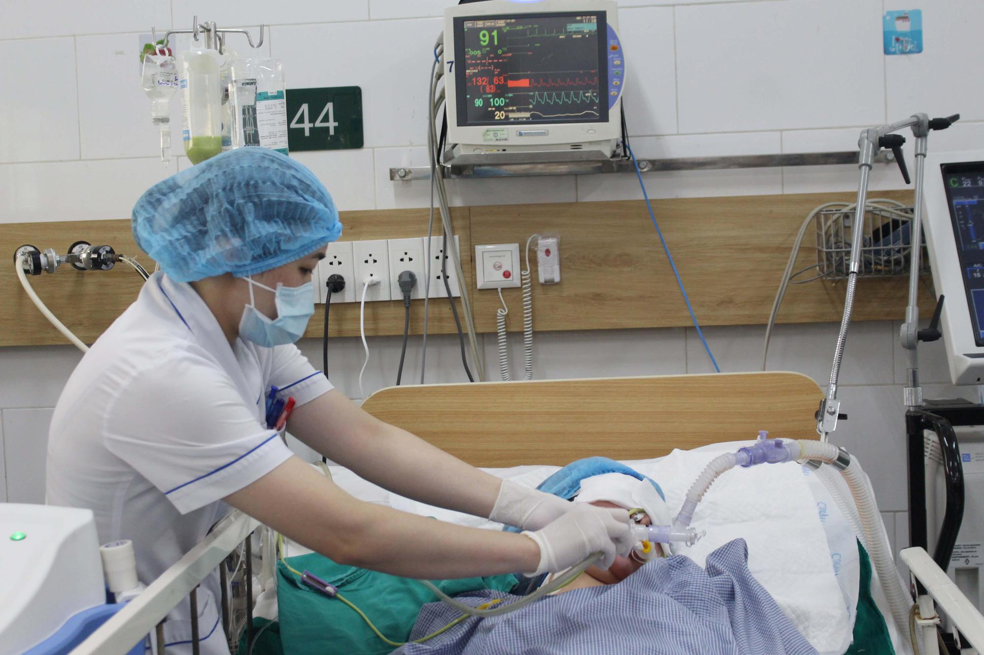 C&ocirc; g&aacute;i trẻ h&ocirc;n m&ecirc;, ph&ugrave; n&atilde;o sau h&uacute;t thuốc l&aacute; điện tử - Ảnh 1.