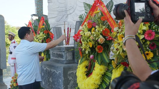 Chủ tịch Quốc hội Vương Đ&igrave;nh Huệ thăm, tặng qu&agrave; người c&oacute; c&ocirc;ng - Ảnh 1.