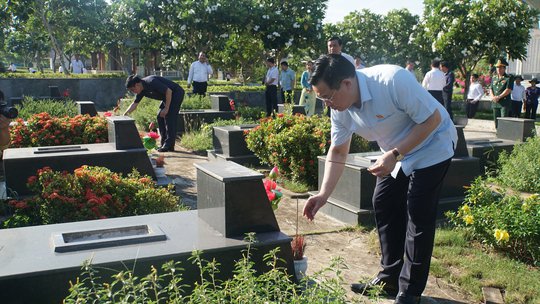 Chủ tịch Quốc hội Vương Đ&igrave;nh Huệ thăm, tặng qu&agrave; người c&oacute; c&ocirc;ng - Ảnh 2.
