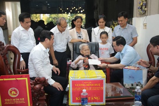 Chủ tịch Quốc hội Vương Đình Huệ thăm, tặng quà người có công