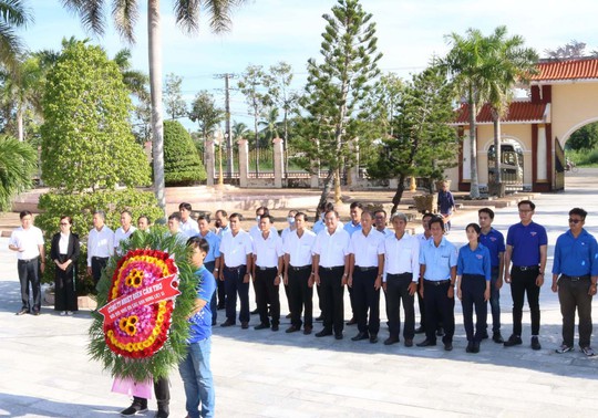 Thương đồng đội còn nằm lại