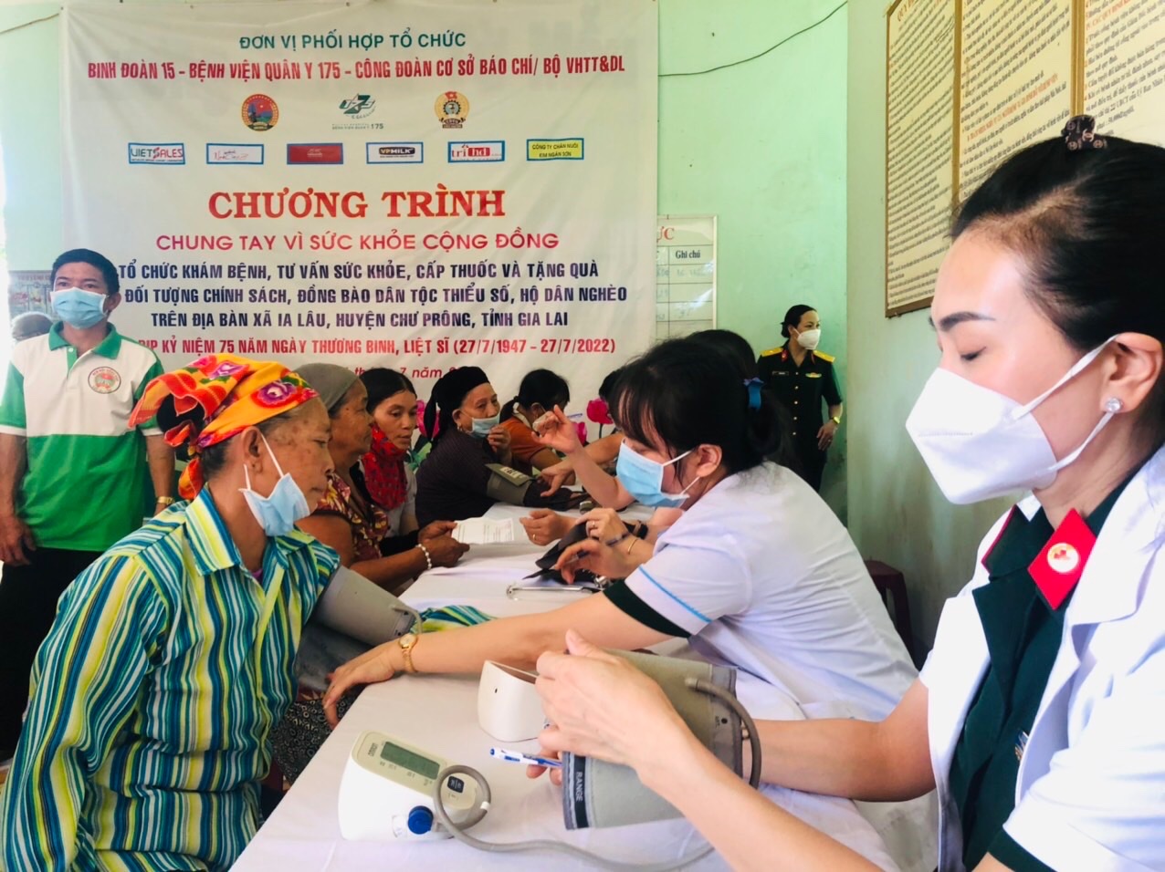 1.000 người dân tại 3 xã của Gia Lai được phát quà, khám bệnh miễn phí