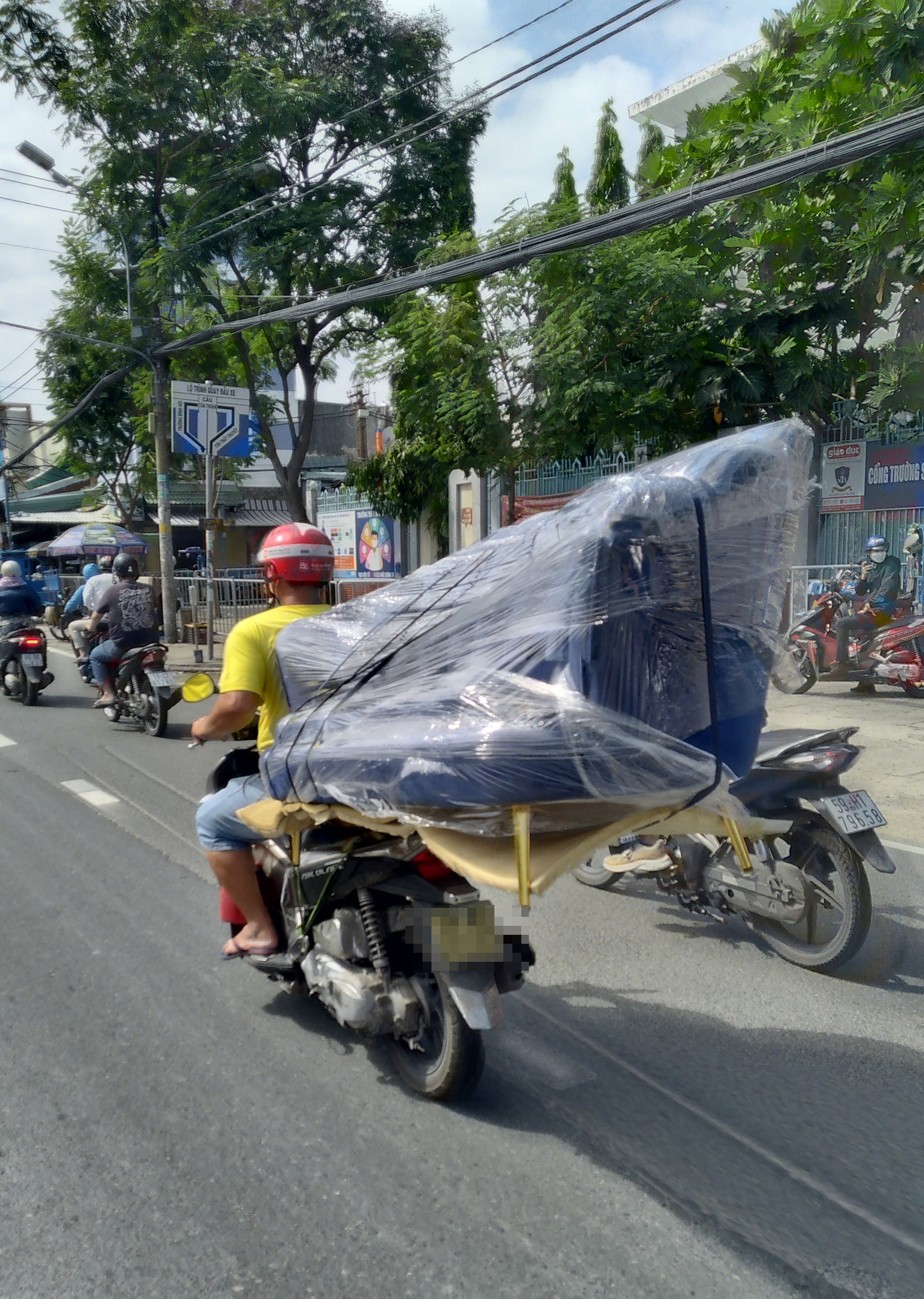 Đủ kiểu xe m&aacute;y vi phạm giao th&ocirc;ng - Ảnh 2.