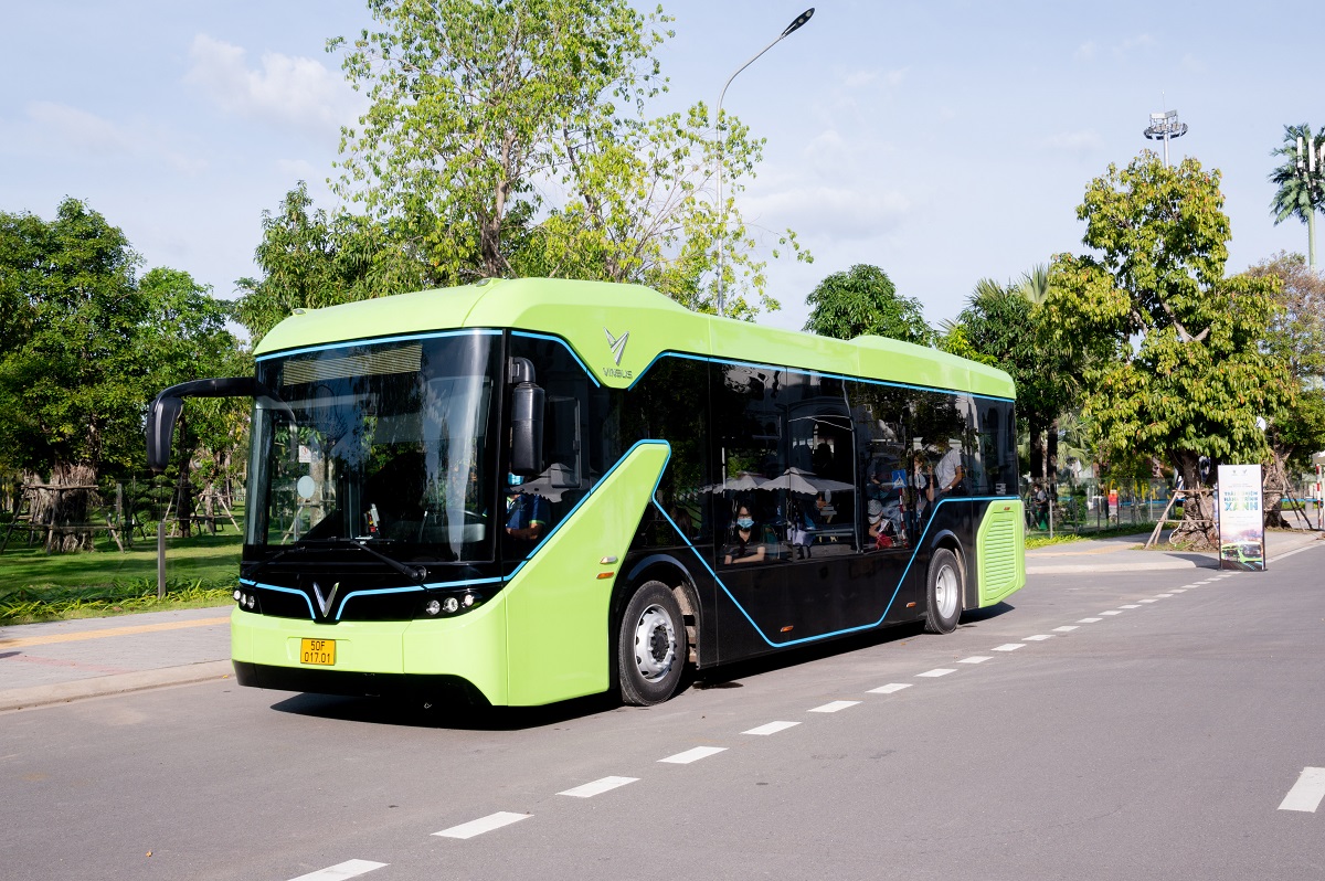 Người d&acirc;n TP HCM h&aacute;o hức chờ cơ hội l&aacute;i thử &ocirc;t&ocirc; điện VinFast - Ảnh 2.