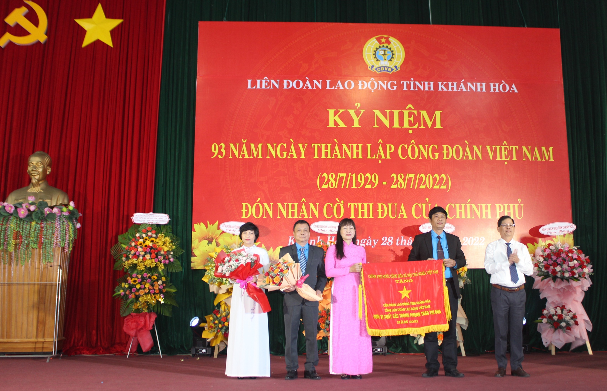 Công đoàn Khánh Hòa nhận cờ thi đua của Chính phủ