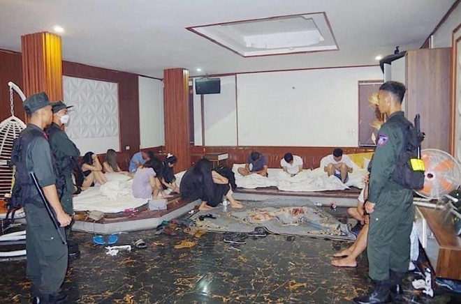Đột kích 2 cơ sở sinh thái Làng Việt, bắt quả tang gần 100 nam, nữ mở "tiệc ma tuý"