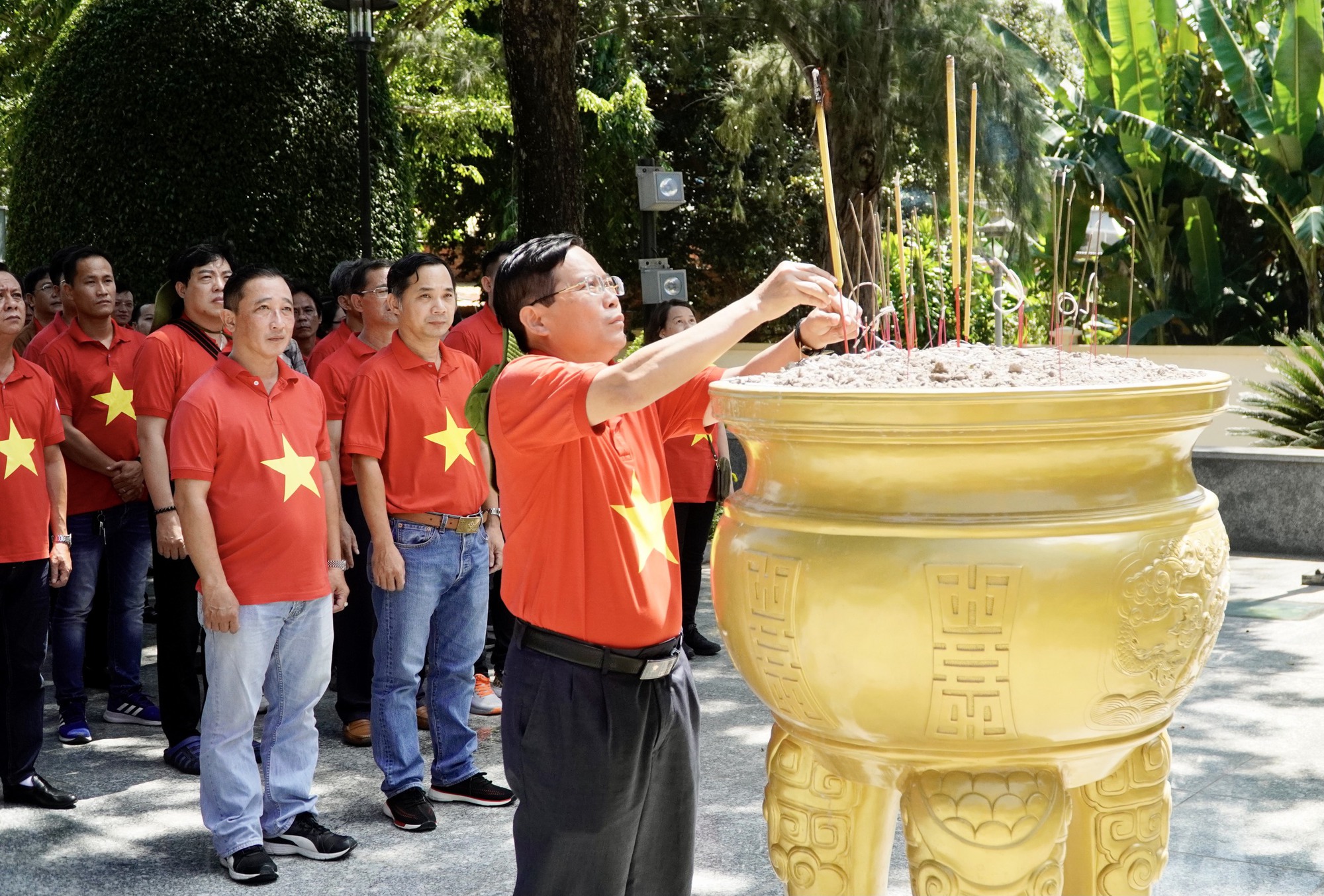 Báo Người Lao Động dâng hoa, dâng hương Anh hùng liệt sĩ Võ Thị Sáu